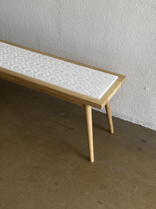 Bench Kombinasi Tenun Rotan Sintetis Kayu Jati – Desain Natural