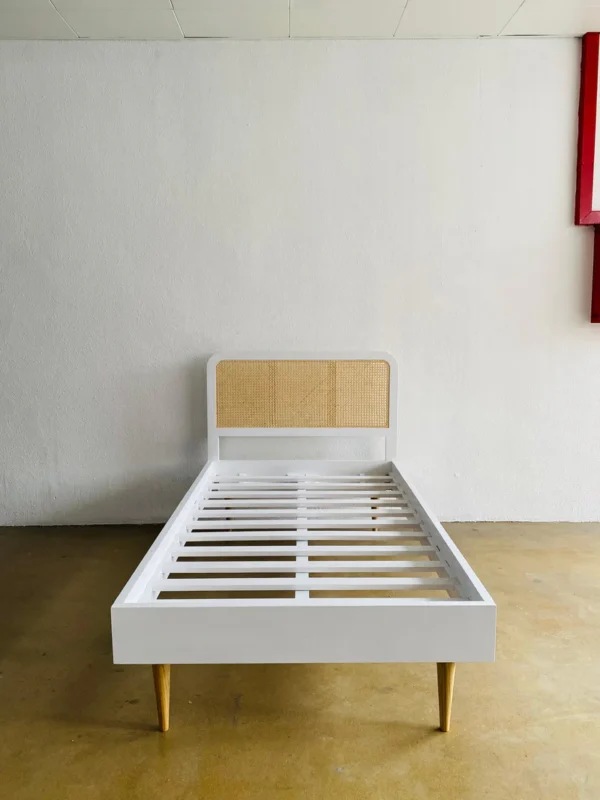 Tempat tidur retro duco kombinasi rotan