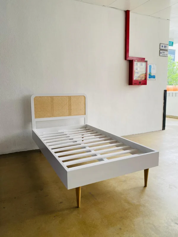 Tempat tidur retro duco kombinasi rotan