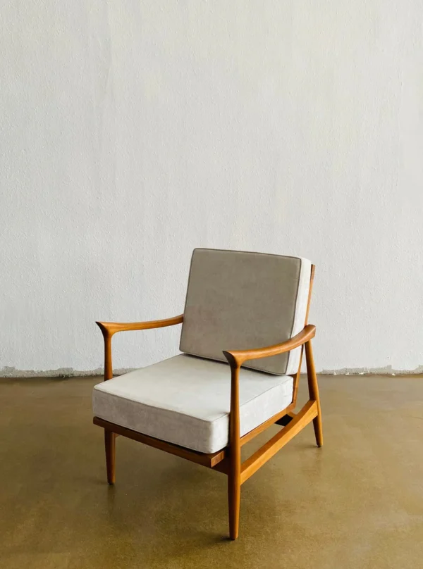 Kursi minimalis berlengan jari jari