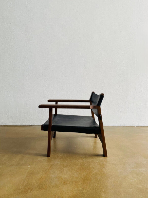 kursi santai minimalis berlengan kain leather hitam