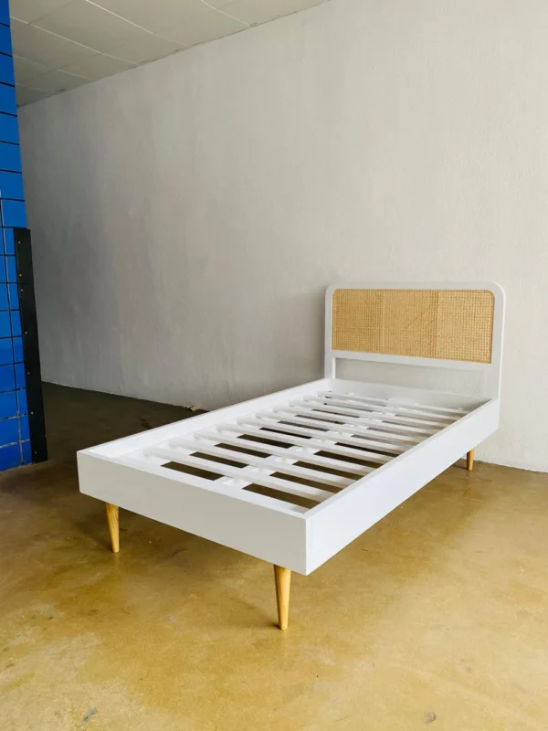 Tempat tidur retro duco kombinasi rotan