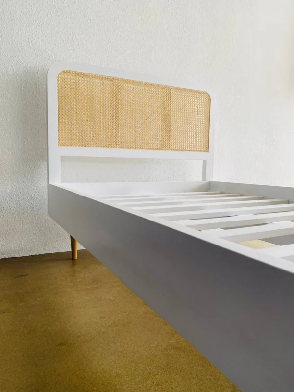 Tempat tidur retro duco kombinasi rotan