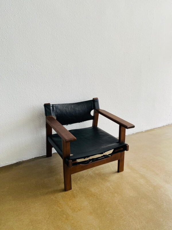 kursi santai minimalis berlengan kain leather hitam