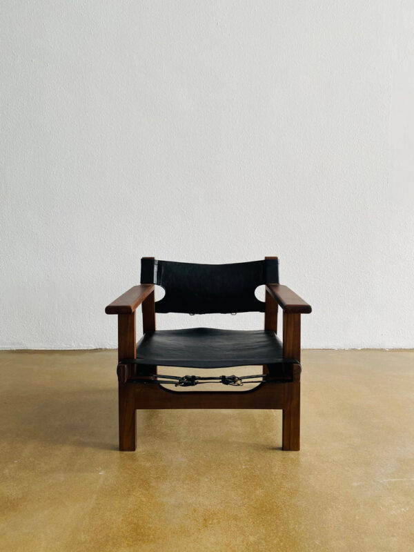 kursi santai minimalis berlengan kain leather hitam