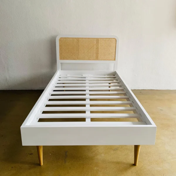 Tempat tidur retro duco kombinasi rotan