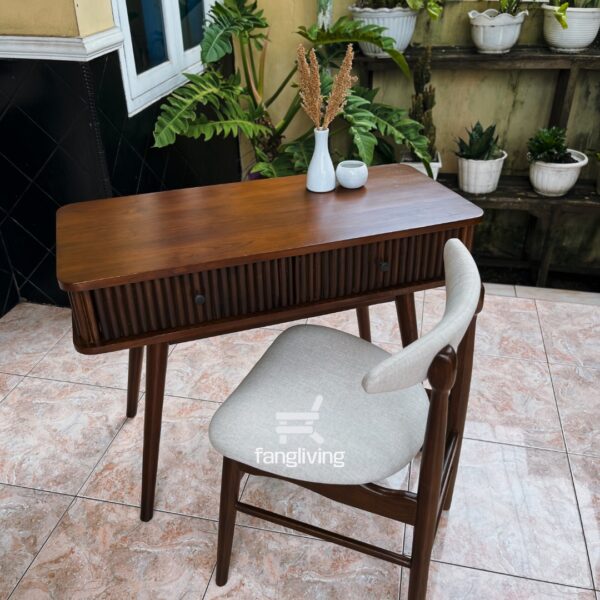 Meja belajar minimalis dari kayu jati solid dengan detail salur dan kaki kuningan elegan