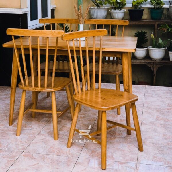 Foto kursi makan minimalis dari kayu jati solid dengan sandaran salur dan finishing natural elegan
