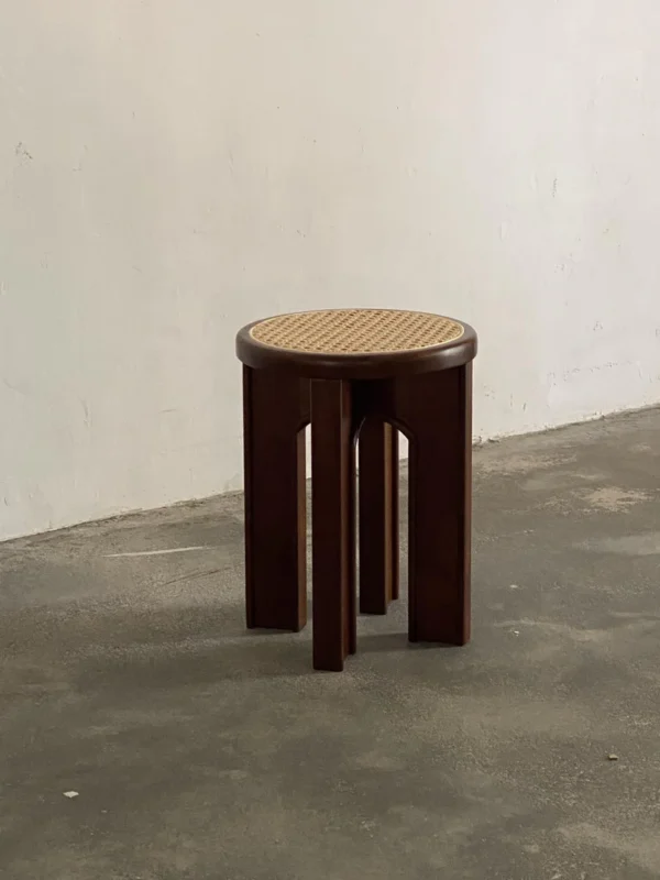 Stool kombinasi rotan dan kayu sungkai desain bulat minimalis
