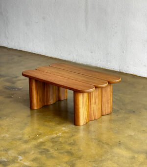 Meja retro minimalis dari kayu jati solid dengan desain kaki kotak khas vintage