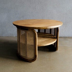 Meja minimalis oval dari kayu jati dengan kombinasi anyaman rotan alami