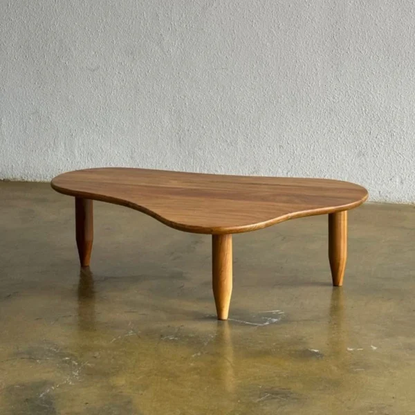 Meja scandinavian dari kayu jati solid dengan desain top gelombang dan kaki ramping