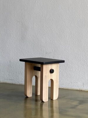 Stool kombinasi putih hitam dari kayu sungkai