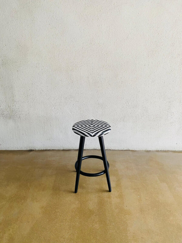 Stool Anyaman Rotan Sintetis Hitam Kaki Jati