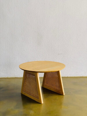 Meja oval minimalis dengan kaki rotan anyam dan top kayu jati solid natural dari Fangliving