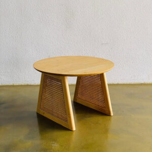 Meja oval minimalis dengan kaki rotan anyam dan top kayu jati solid natural dari Fangliving