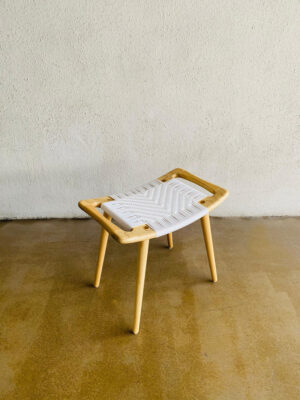 stool kayu sungkai rotan sintetis putih