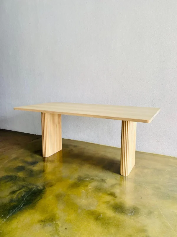 Meja minimalis kaki salur