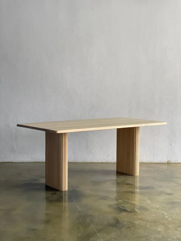 Meja minimalis kaki salur