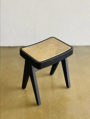 Stool kayu natural dengan anyaman rotan 3 kaki