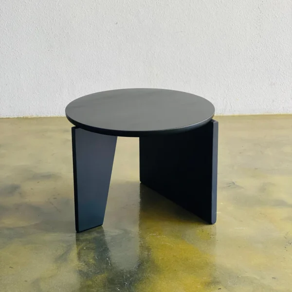 Meja tamu oval minimalis dari kayu jati finishing hitam doff handmade Jepara