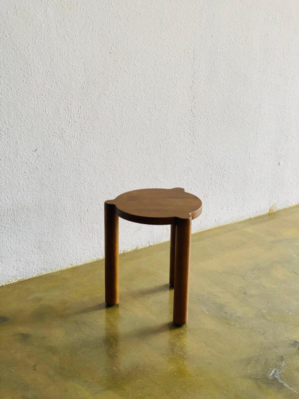 Stool Scandinavian minimalis dari kayu jati