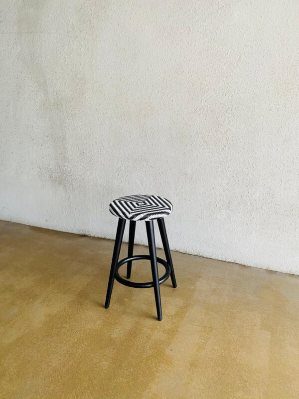 Stool rotan sintetis hitam kaki jati