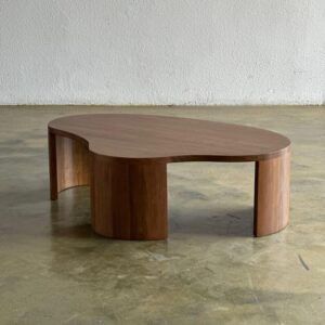 Meja tamu bergaya Scandinavian dari kayu jati dengan desain gelombang elegan finishing natural