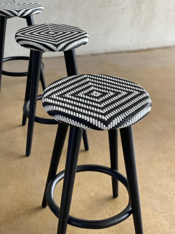 Stool Anyaman Rotan Sintetis Hitam Kaki Jati