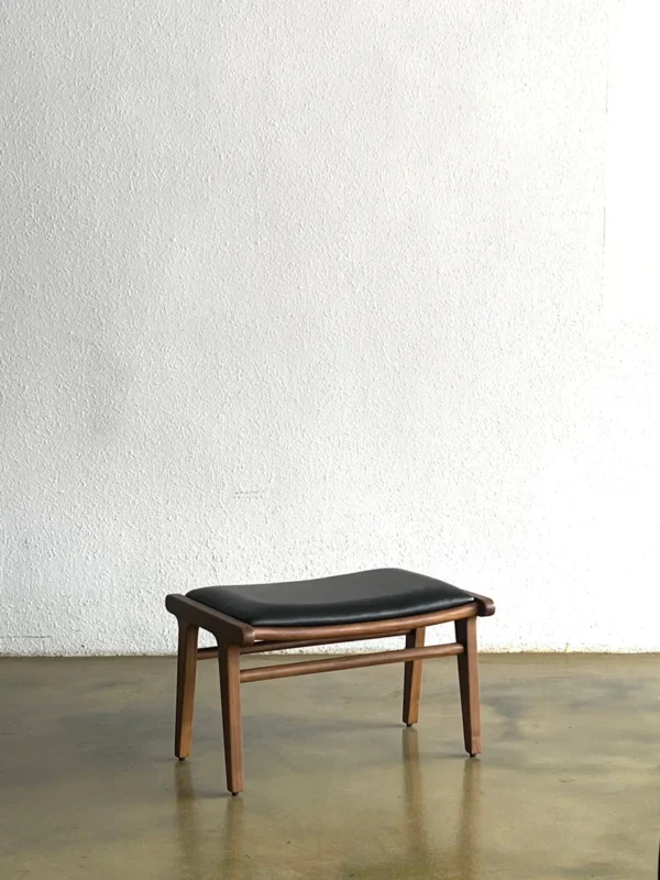 stool kulit hitam minimalis kaki jati