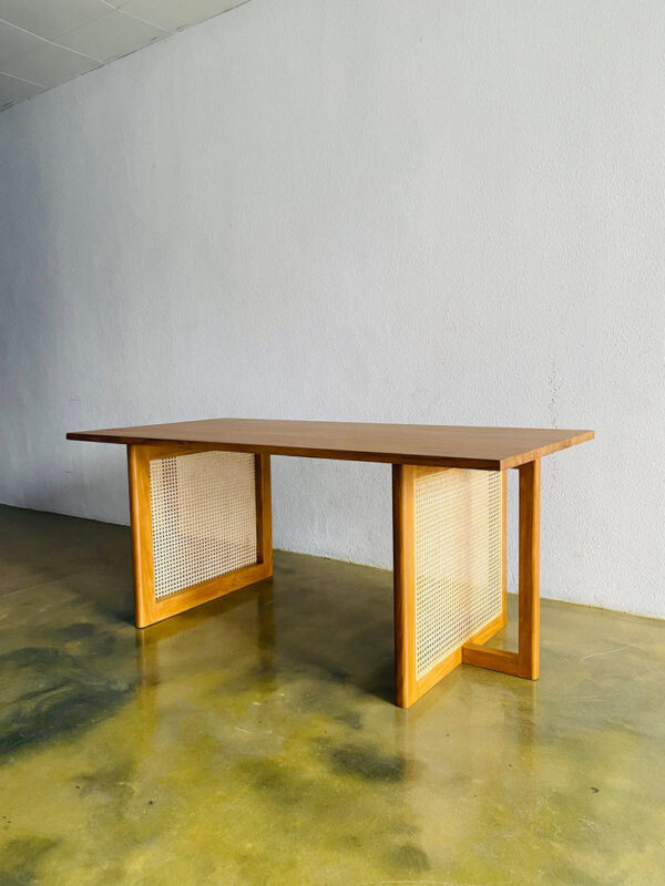 Meja kombinasi kaki rotan