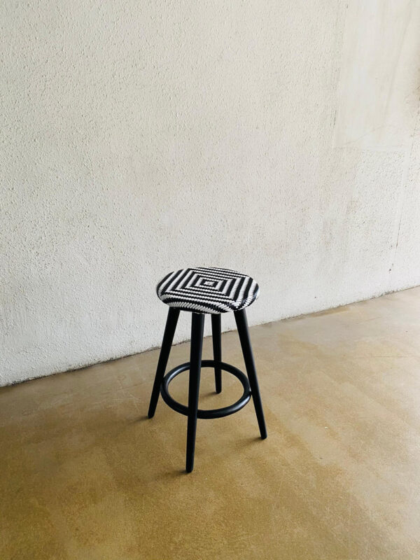 Stool Anyaman Rotan Sintetis Hitam Kaki Jati