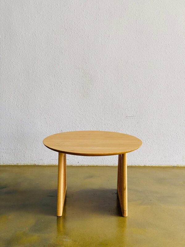 Meja Minimalis Oval dengan Kaki Rotan Anyam Handmade