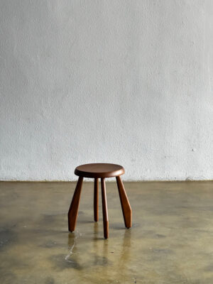 Stool Scandinavian minimalis dari kayu jati