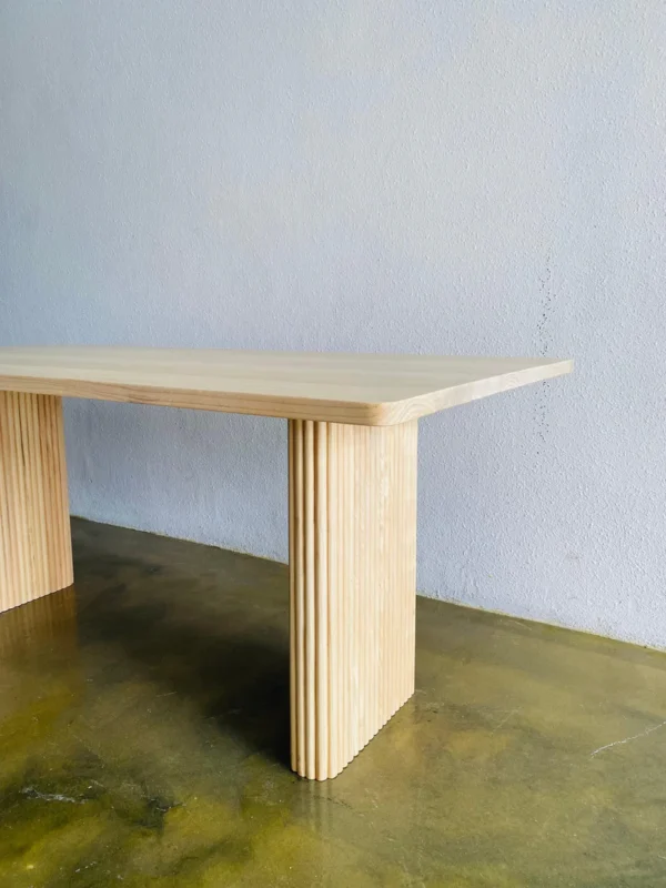 Meja minimalis kaki salur