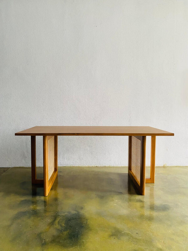 Meja kombinasi kaki rotan