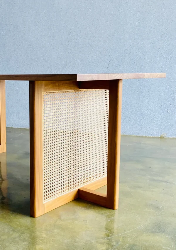 Meja kombinasi kaki rotan