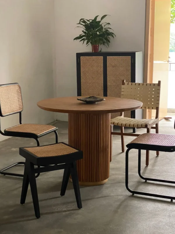 Meja Bulat kaki salur