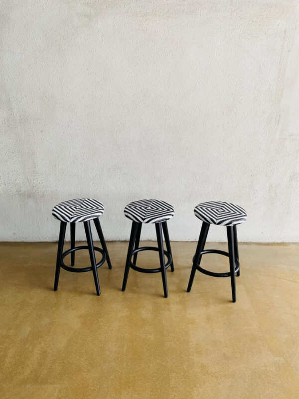 Stool Anyaman Rotan Sintetis Hitam Kaki Jati