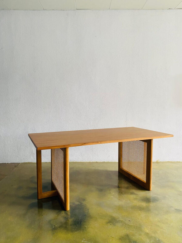 Meja kombinasi kaki rotan