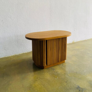 Meja minimalis dengan pintu salur dari kayu jati solid bergaya modern