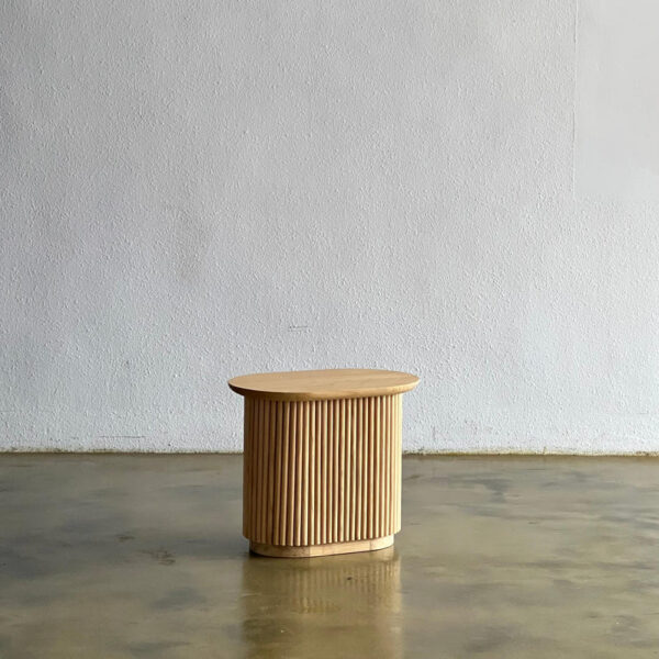 Meja oval kecil minimalis dari kayu jati dengan desain salur alami handmade Jepara