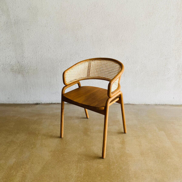 Kursi Scandinavian Cleopatra dengan rotan klasik dan dasar kayu solid