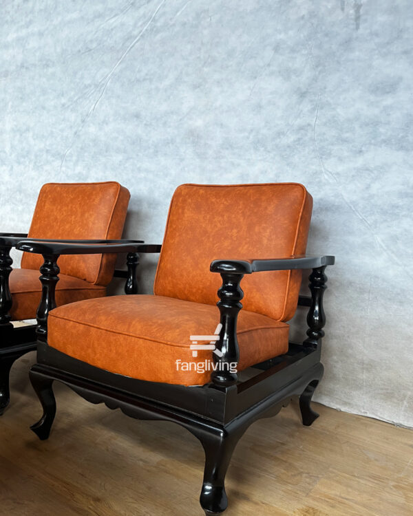 Kursi tamu kayu jati dengan finishing hitam gloss dan dudukan jok kulit sintetis warna coklat, desain klasik elegan