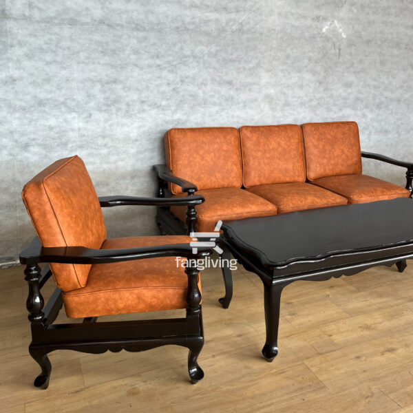 Satu set kursi tamu klasik terdiri dari sofa tiga dudukan, dua kursi single, dan meja tamu kayu jati hitam gloss