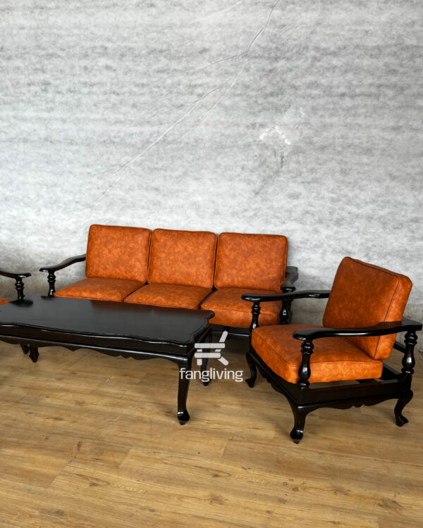 Tampak atas set sofa tamu klasik warna hitam dengan jok kulit sintetis coklat dan desain kaki lengkung