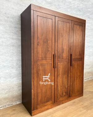 Lemari minimalis tiga pintu dari kayu jati solid dengan desain panel sederhana dan pegangan memanjang vertikal