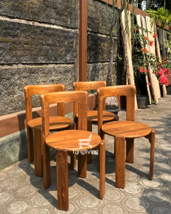 Empat kursi makan jati minimalis dengan desain natural