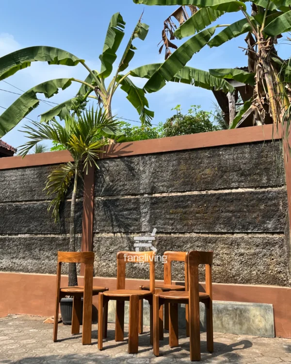 Tampilan belakang kursi makan jati bulat dengan kaki tebal