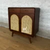 Lemari kayu jati 2 pintu dengan pintu rotan lengkung dan 2 laci atas, tampilan sudut kanan